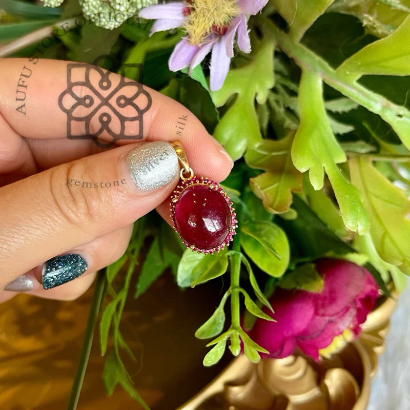 AURELIA CRIMSON ออเรเลีย คริมสัน — จี้ทับทิมสีแดงเข้มโทนเลือดนก ทรงรีล้อม Halo