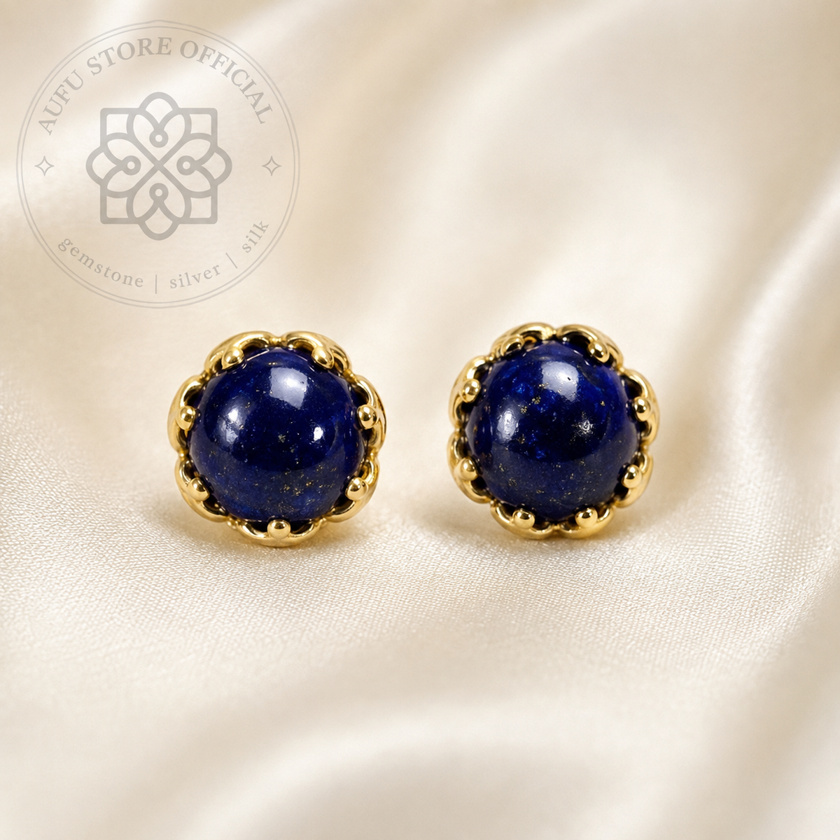 SAPPHIRE LOTUS NOIR แซฟไฟร์ โลตัส นัวร์ SAPPHIRE LOTUS NOIR — Deep Blue Sapphire Cabochon Lotus Stud Earrings ต่างหูไพลินหลังเบี้ยหัวบัว สีน้ำเงินเข้ม