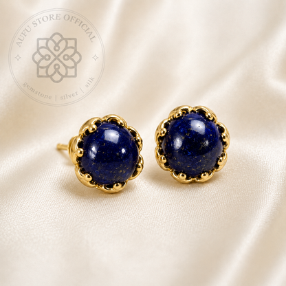 SAPPHIRE LOTUS NOIR แซฟไฟร์ โลตัส นัวร์ SAPPHIRE LOTUS NOIR — Deep Blue Sapphire Cabochon Lotus Stud Earrings ต่างหูไพลินหลังเบี้ยหัวบัว สีน้ำเงินเข้ม