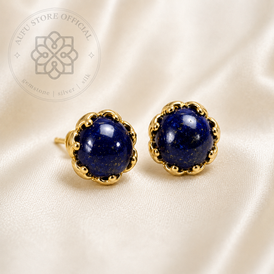 SAPPHIRE LOTUS NOIR แซฟไฟร์ โลตัส นัวร์ SAPPHIRE LOTUS NOIR — Deep Blue Sapphire Cabochon Lotus Stud Earrings ต่างหูไพลินหลังเบี้ยหัวบัว สีน้ำเงินเข้ม