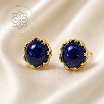 SAPPHIRE LOTUS NOIR แซฟไฟร์ โลตัส นัวร์ SAPPHIRE LOTUS NOIR — Deep Blue Sapphire Cabochon Lotus Stud Earrings ต่างหูไพลินหลังเบี้ยหัวบัว สีน้ำเงินเข้ม