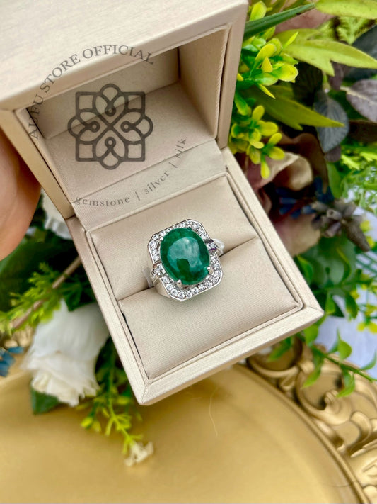แหวนพลอยมรกตสีเขียวทรงรี Green Gemstone Oval Halo Ring