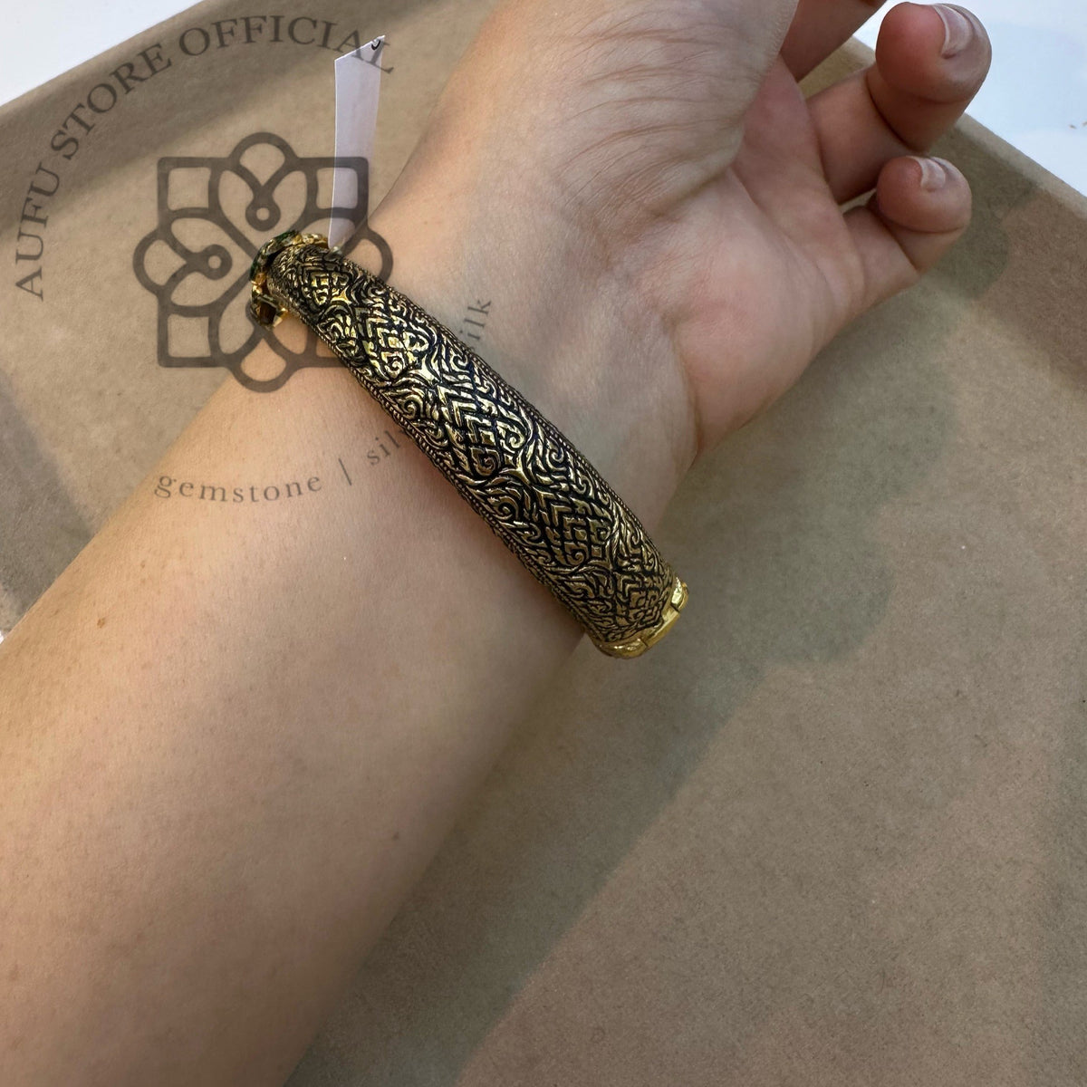 กำไลพลอยแท้สีเขียวแบบเปิด ดีไซน์ใบไม้วินเทจ Genuine Green Gemstone Open Cuff Bracelet