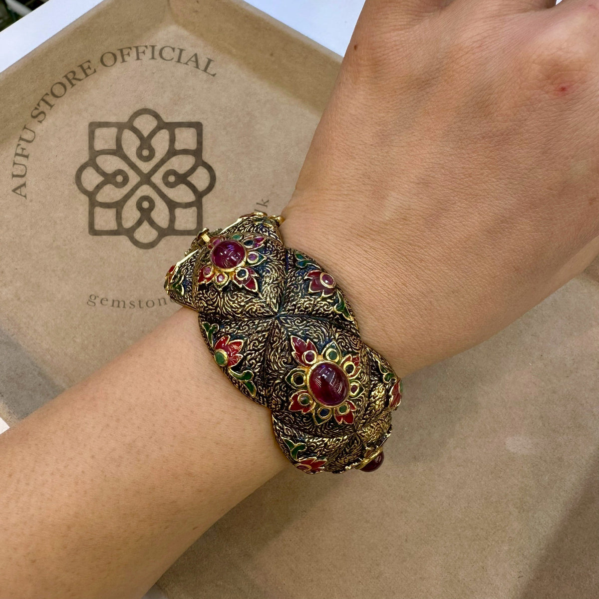 กำไลข้อมือทับทิมแท้ ดีไซน์ดอกไม้วินเทจลวดลายวิจิตร Genuine Ruby Ornamental Statement Bracelet – Vintage Floral Design