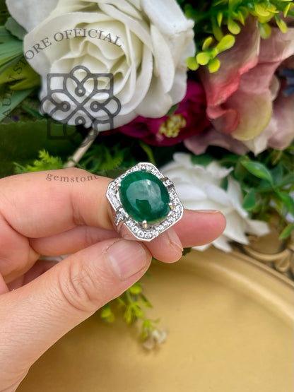 แหวนพลอยมรกตสีเขียวทรงรี Green Gemstone Oval Halo Ring