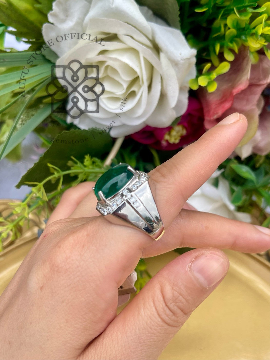 แหวนพลอยมรกตสีเขียวทรงรี Green Gemstone Oval Halo Ring