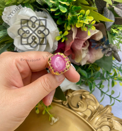 แหวนพลอยแท้สีชมพูทรงหลังเบี้ย ดีไซน์วินเทจ Genuine Pink Gemstone Cabochon Statement Ring
