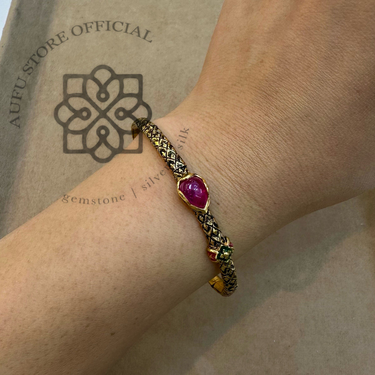 กำไลข้อมือทับทิมแท้ทรงหยดน้ำ ดีไซน์วินเทจ Genuine Ruby Teardrop Vintage Bracelet – Textured Gold-Tone Design