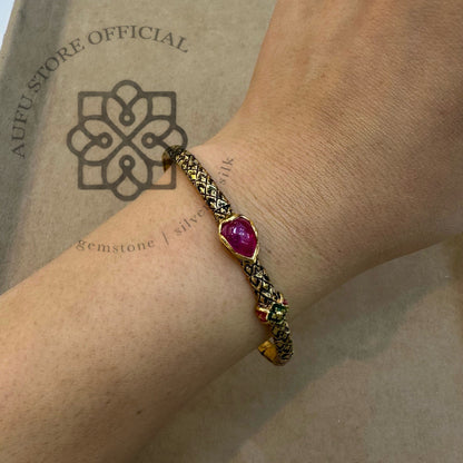 กำไลข้อมือทับทิมแท้ทรงหยดน้ำ ดีไซน์วินเทจ Genuine Ruby Teardrop Vintage Bracelet – Textured Gold-Tone Design