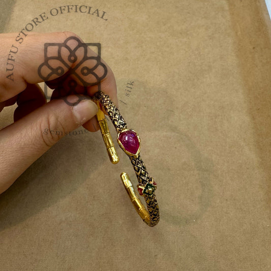 กำไลข้อมือทับทิมแท้ทรงหยดน้ำ ดีไซน์วินเทจ Genuine Ruby Teardrop Vintage Bracelet – Textured Gold-Tone Design