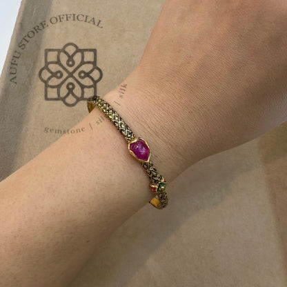 กำไลข้อมือทับทิมแท้ทรงหยดน้ำ ดีไซน์วินเทจ Genuine Ruby Teardrop Vintage Bracelet – Textured Gold-Tone Design