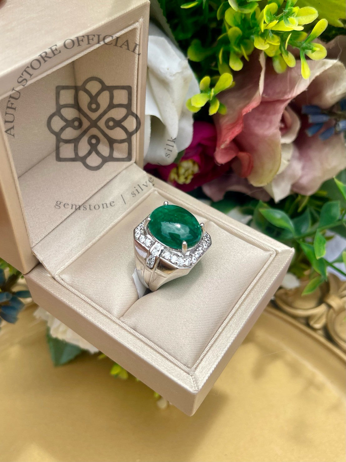 แหวนพลอยมรกตสีเขียวทรงรี Green Gemstone Oval Halo Ring