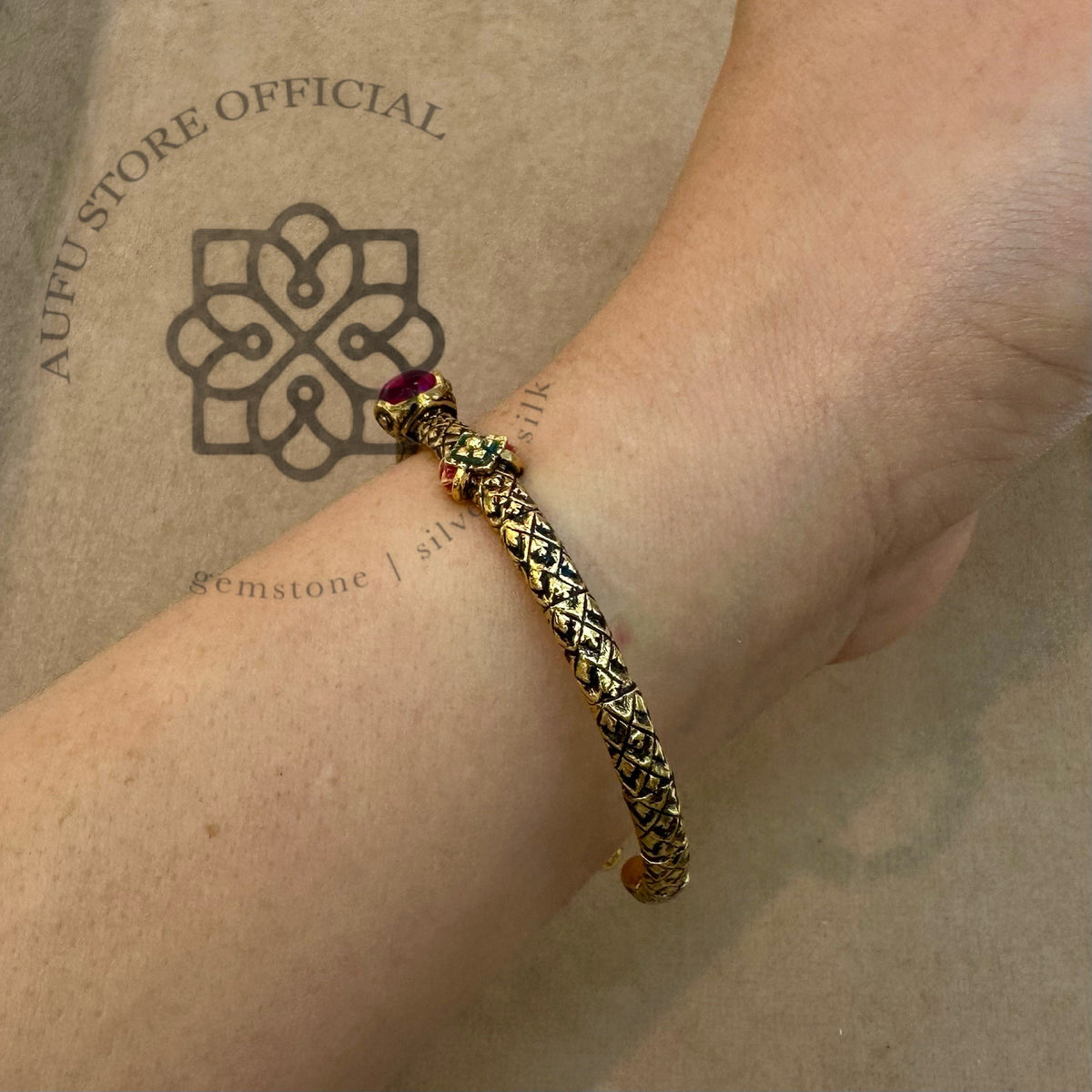 กำไลข้อมือทับทิมแท้ทรงหยดน้ำ ดีไซน์วินเทจ Genuine Ruby Teardrop Vintage Bracelet – Textured Gold-Tone Design