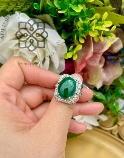 แหวนพลอยมรกตสีเขียวทรงรี Green Gemstone Oval Halo Ring