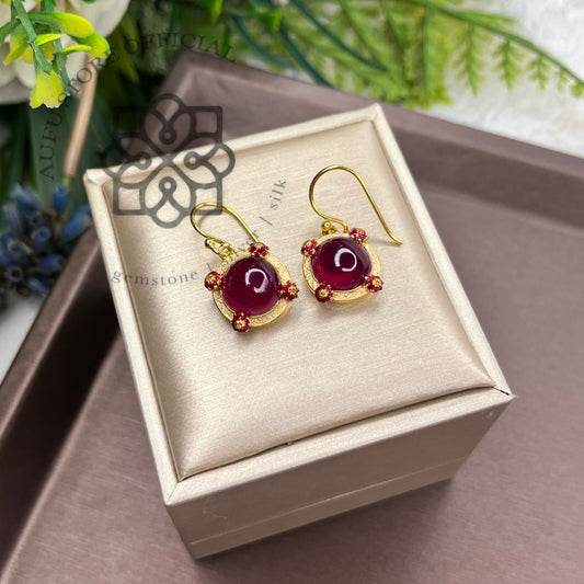 ต่างหูพลอยแท้สีแดงอมชมพูทรงหลังเบี้ย ดีไซน์คลาสสิก Genuine Pinkish-Red Gemstone Cabochon Drop Earrings – Classic Gold-Tone Design