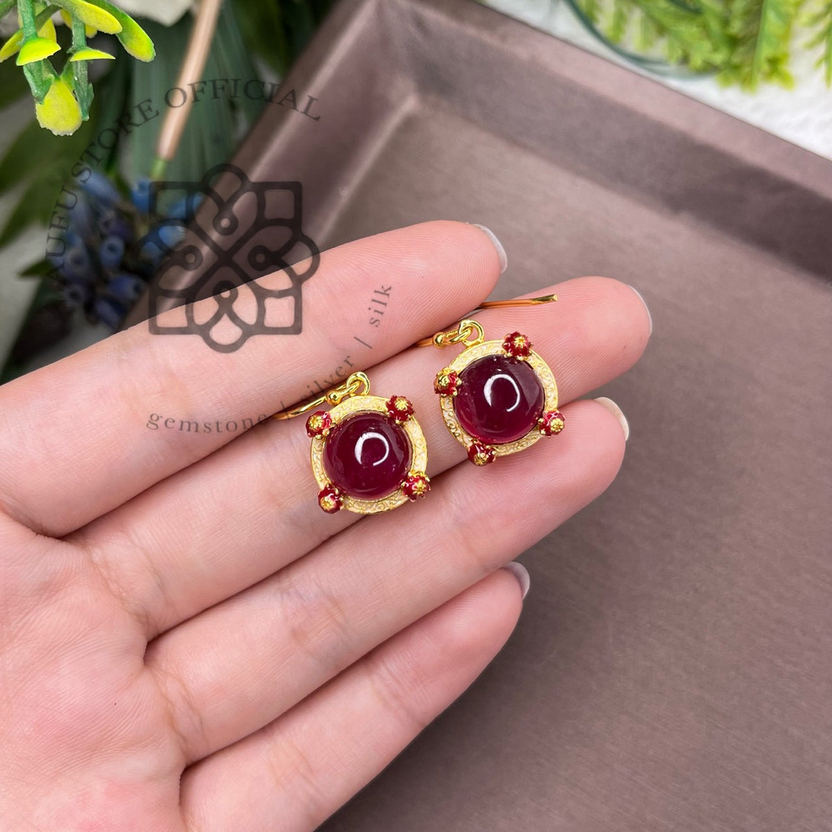 ต่างหูพลอยแท้สีแดงอมชมพูทรงหลังเบี้ย ดีไซน์คลาสสิก Genuine Pinkish-Red Gemstone Cabochon Drop Earrings – Classic Gold-Tone Design