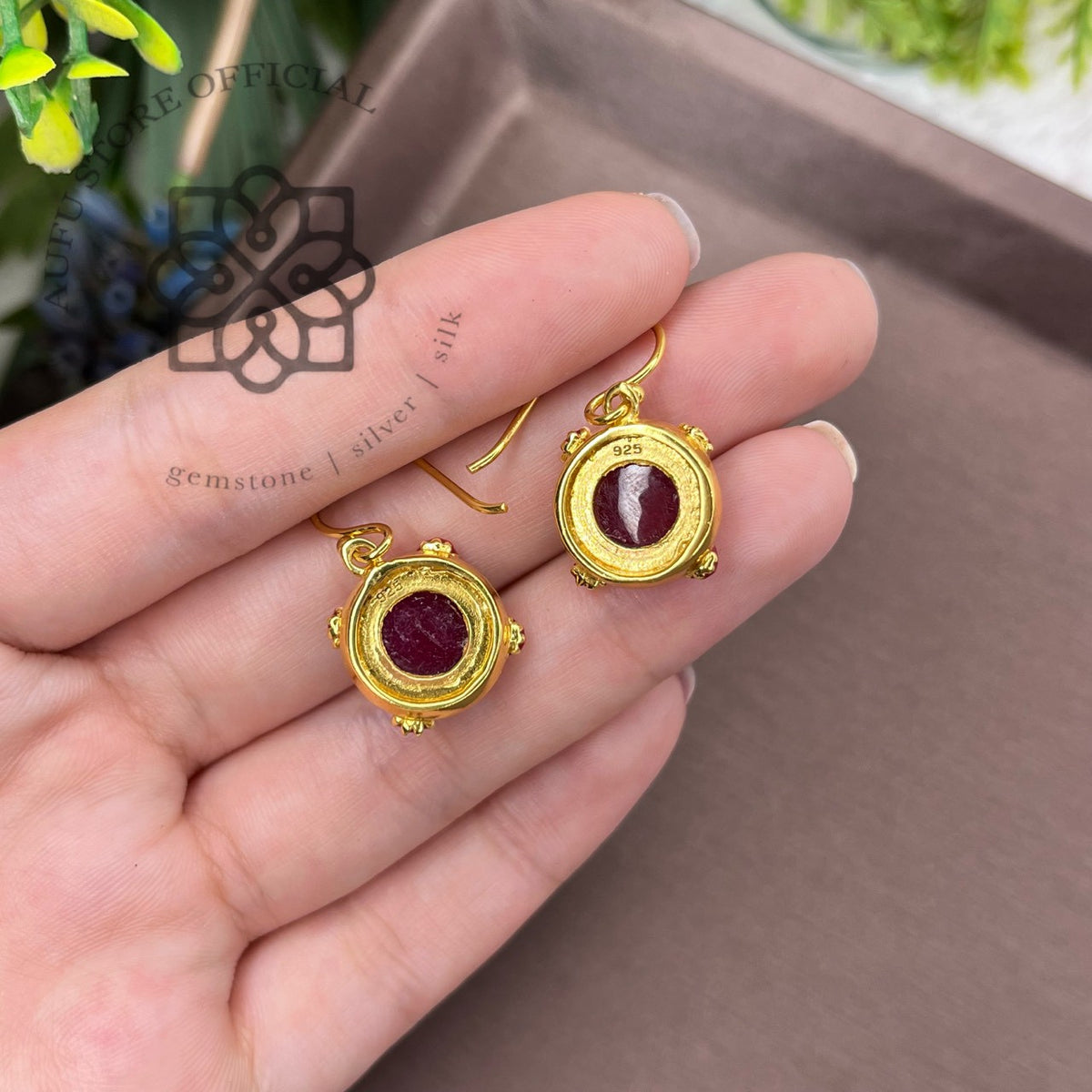 ต่างหูพลอยแท้สีแดงอมชมพูทรงหลังเบี้ย ดีไซน์คลาสสิก Genuine Pinkish-Red Gemstone Cabochon Drop Earrings – Classic Gold-Tone Design