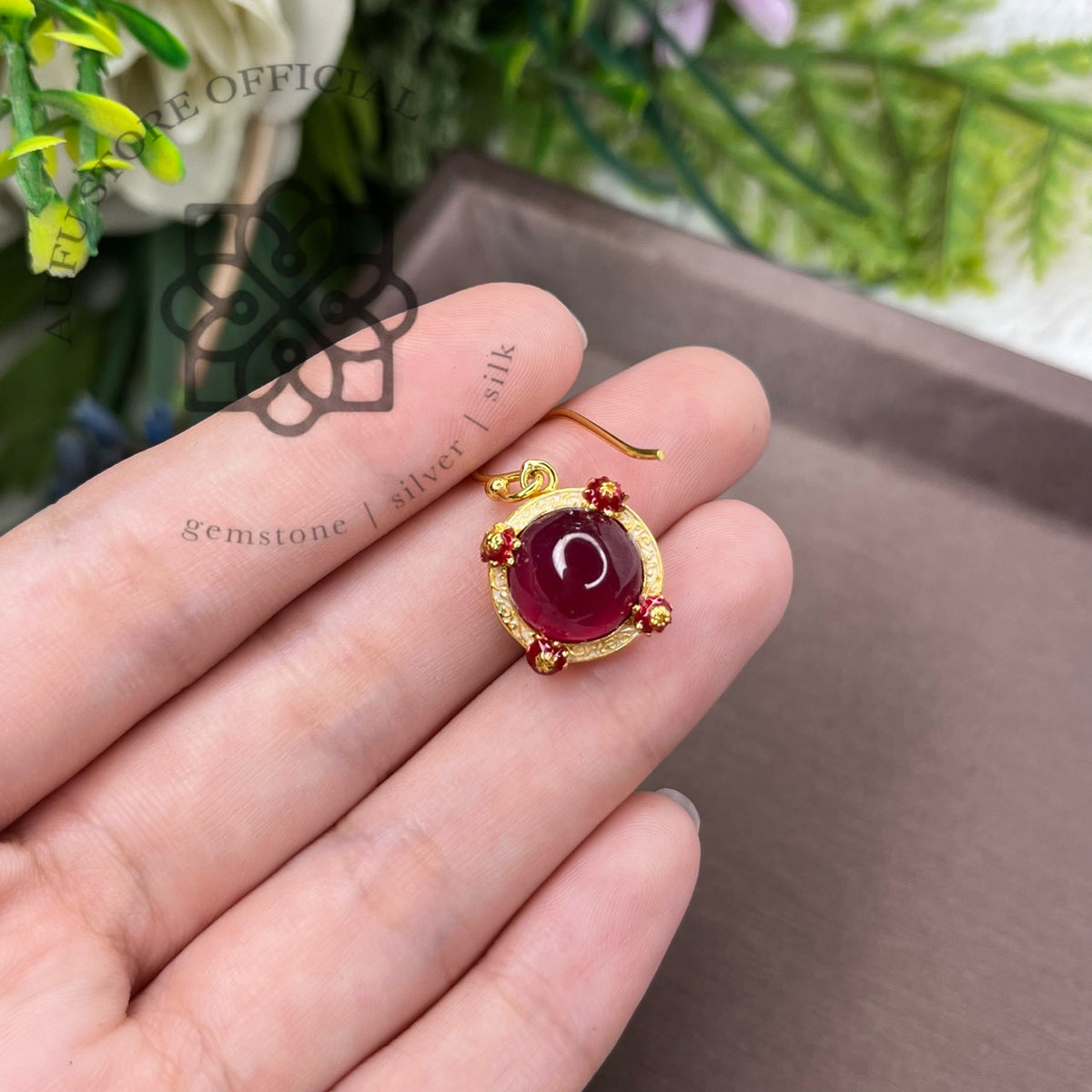 ต่างหูพลอยแท้สีแดงอมชมพูทรงหลังเบี้ย ดีไซน์คลาสสิก Genuine Pinkish-Red Gemstone Cabochon Drop Earrings – Classic Gold-Tone Design