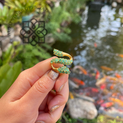 จี้มรกตแท้ ดีไซน์เส้นโค้งร่วมสมัย Genuine Emerald Curved Pendant – Contemporary Sculptural Design