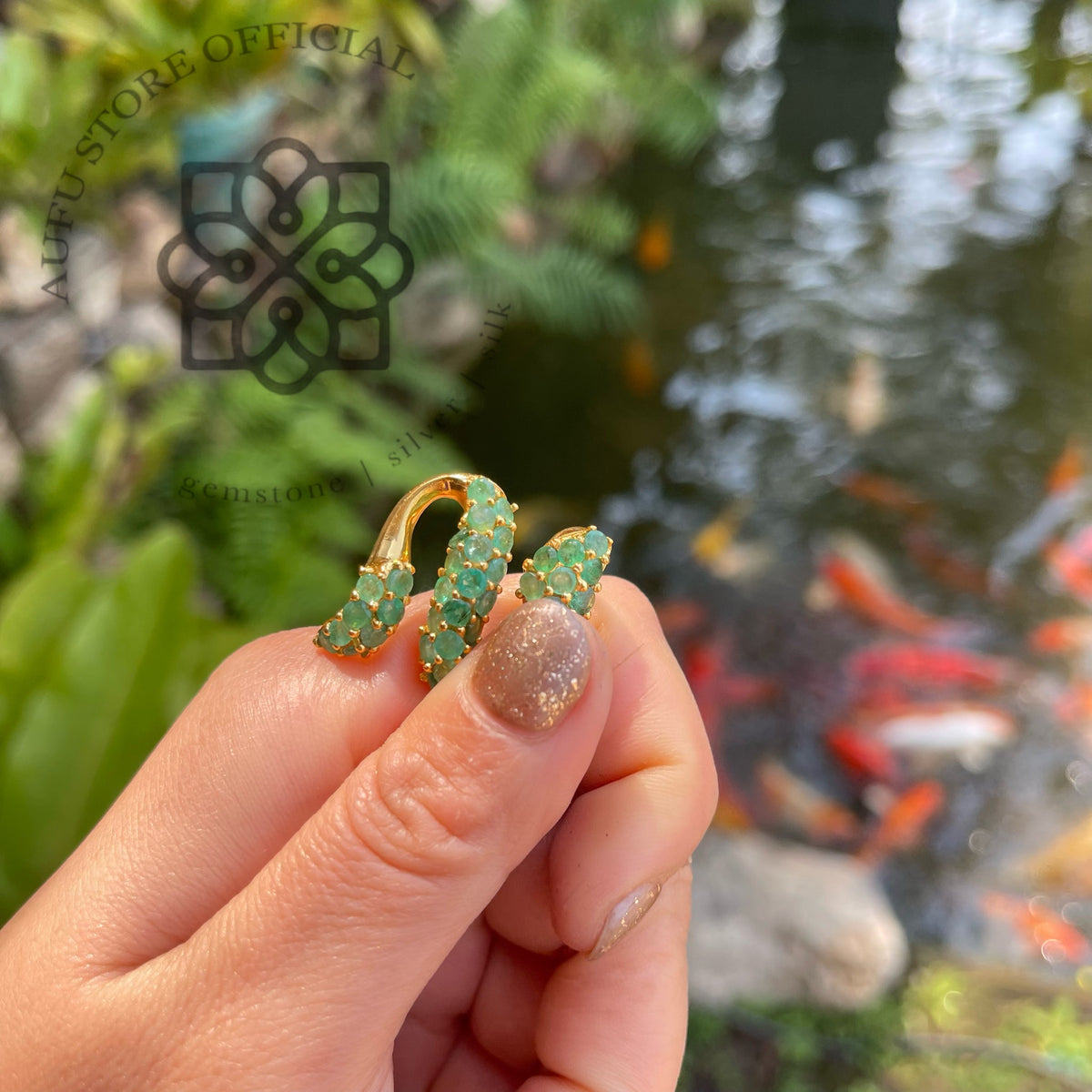 จี้มรกตแท้ ดีไซน์เส้นโค้งร่วมสมัย Genuine Emerald Curved Pendant – Contemporary Sculptural Design