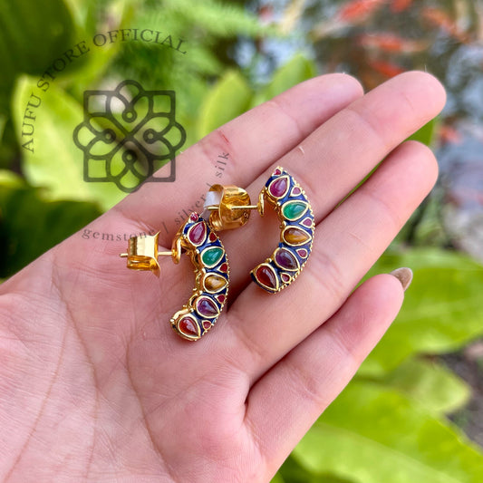 ต่างหูพลอยแท้หลากสีทรงโค้ง ดีไซน์วินเทจ Genuine Multi-Gemstone Curved Stud Earrings – Colorful Vintage-Inspired Design