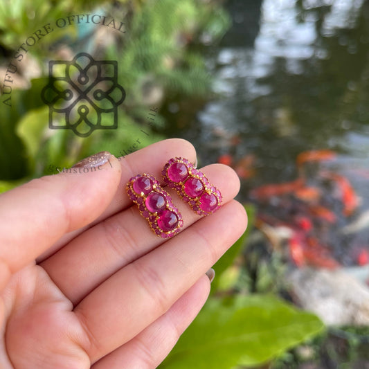 ต่างหูทับทิมแท้ดีไซน์คลัสเตอร์ ประดับทับทิมหลังเบี้ย Genuine Ruby Cluster Stud Earrings with Cabochon Stones