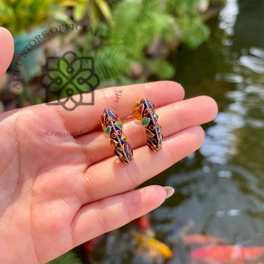 ต่างหูพลอยแท้หลากสีทรงโค้ง ดีไซน์วินเทจ Genuine Multi-Gemstone Curved Stud Earrings – Colorful Vintage-Inspired Design