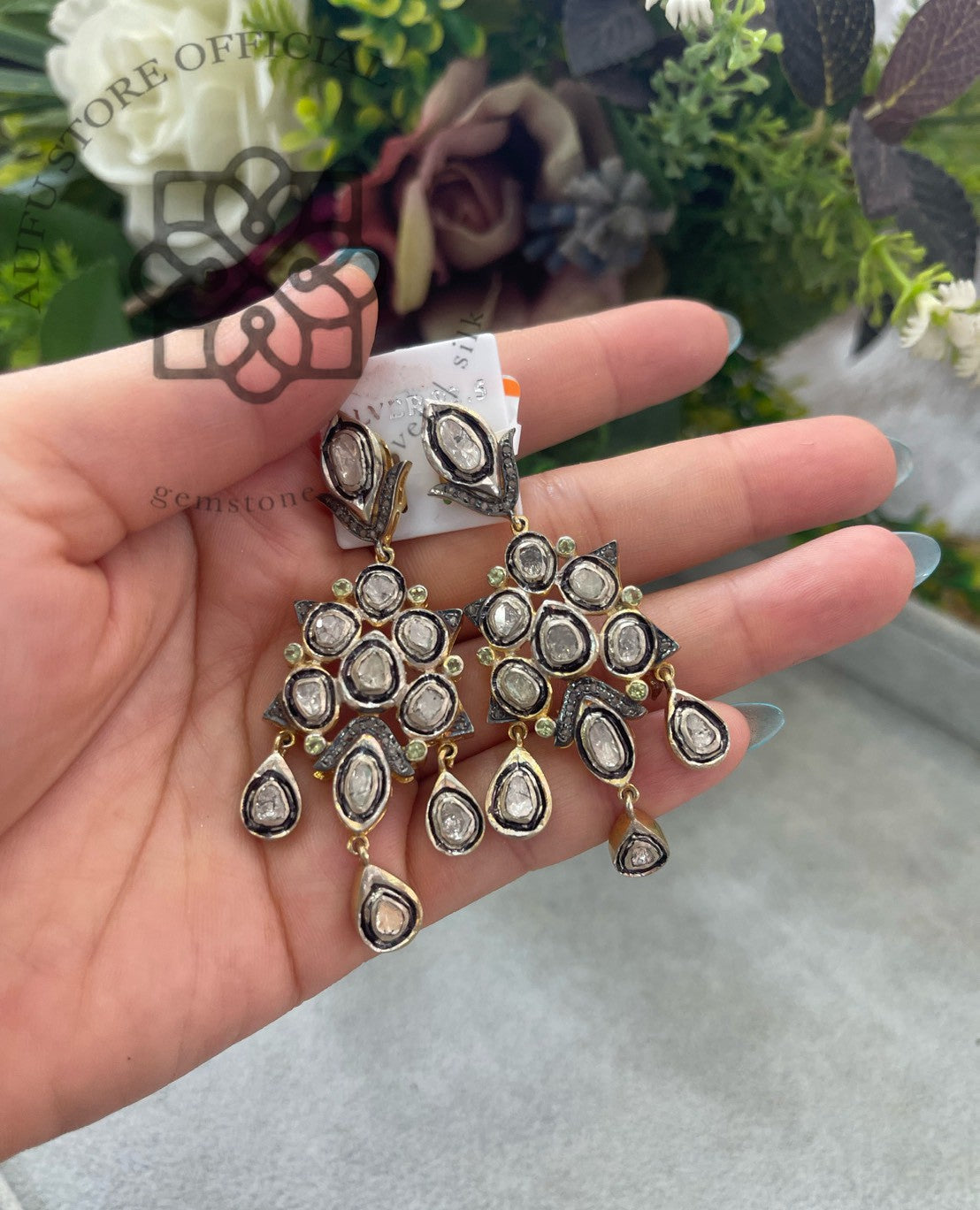 DIAMOND LOTUS NOIR ไดมอนด์ โลตัส นัวร์ — ต่างหูเพชรซีก ดีไซน์ Heritage แบบห้อยประดับ