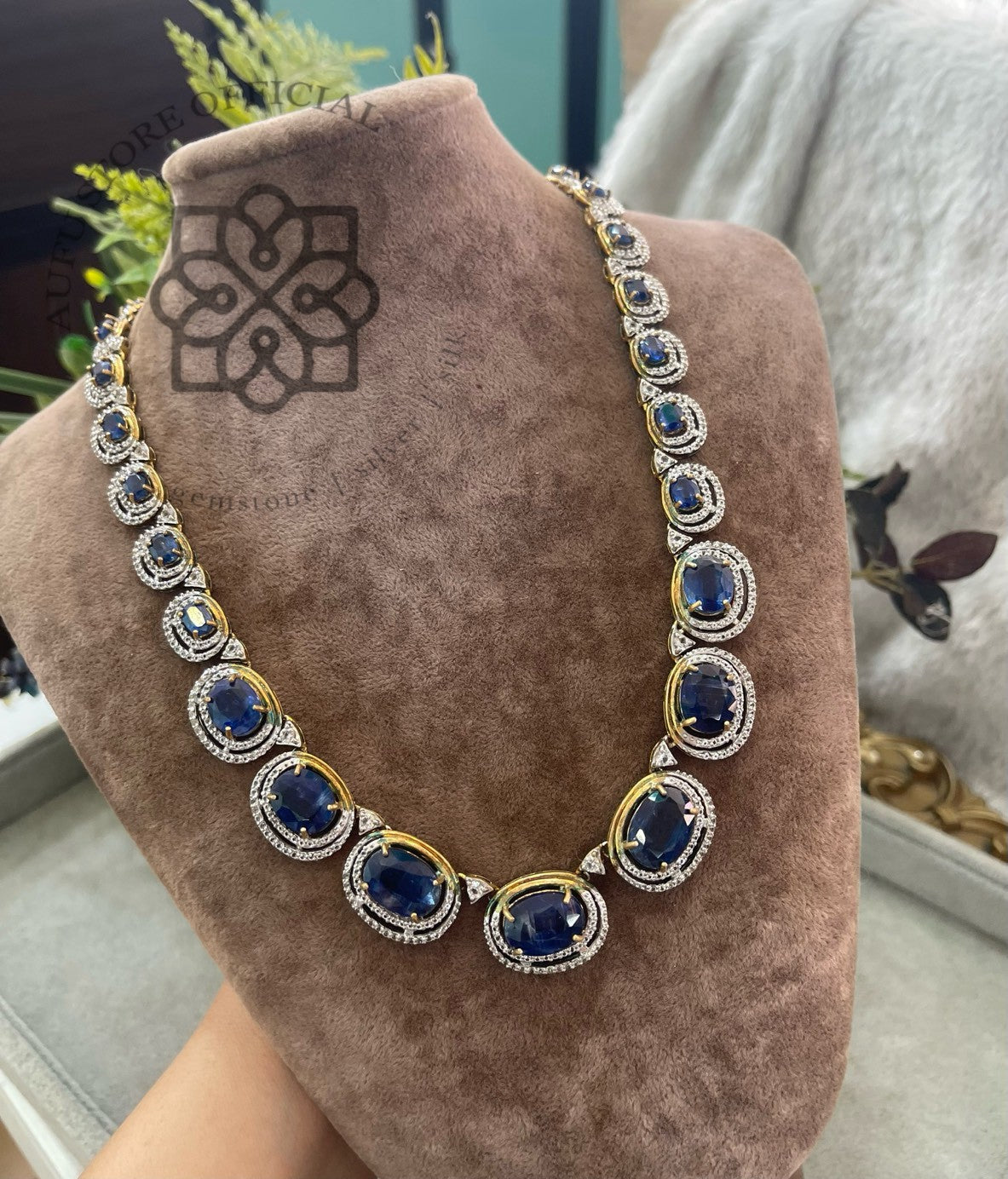 SAPPHIRE CELESTIA Necklace แซฟไฟร์ เซเลสเทีย — สร้อยคอไพลินเจียระไน ล้อมพลอยขาว ดีไซน์หรู