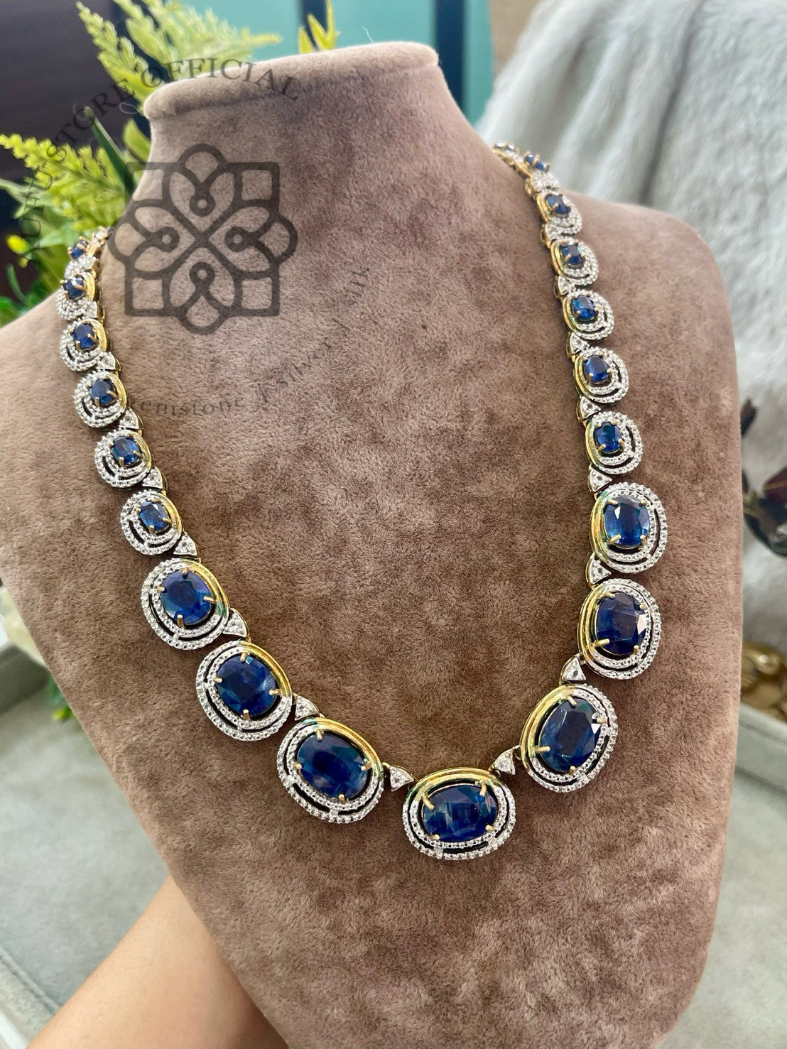 SAPPHIRE CELESTIA Necklace แซฟไฟร์ เซเลสเทีย — สร้อยคอไพลินเจียระไน ล้อมพลอยขาว ดีไซน์หรู