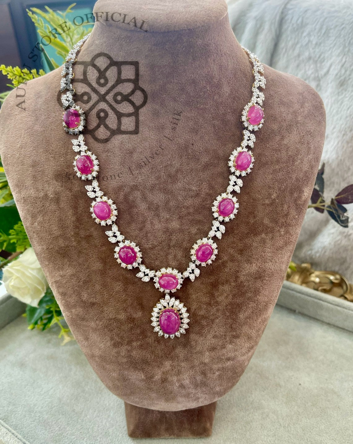 RUBY ROSE ÉCLAT รูบี้ โรส เอคลาต์ — สร้อยคอทับทิมหลังเบี้ย ล้อมพลอยขาว ดีไซน์ Floral Statement