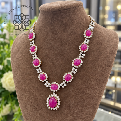 RUBY ROSE ÉCLAT รูบี้ โรส เอคลาต์ — สร้อยคอทับทิมหลังเบี้ย ล้อมพลอยขาว ดีไซน์ Floral Statement