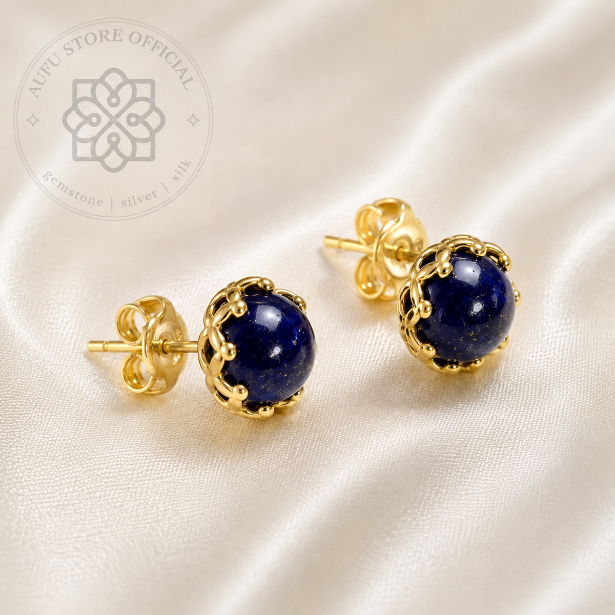 SAPPHIRE LOTUS NOIR แซฟไฟร์ โลตัส นัวร์ SAPPHIRE LOTUS NOIR — Deep Blue Sapphire Cabochon Lotus Stud Earrings ต่างหูไพลินหลังเบี้ยหัวบัว สีน้ำเงินเข้ม