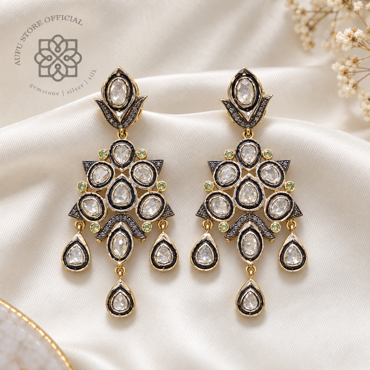 DIAMOND LOTUS NOIR ไดมอนด์ โลตัส นัวร์ — ต่างหูเพชรซีก ดีไซน์ Heritage แบบห้อยประดับ