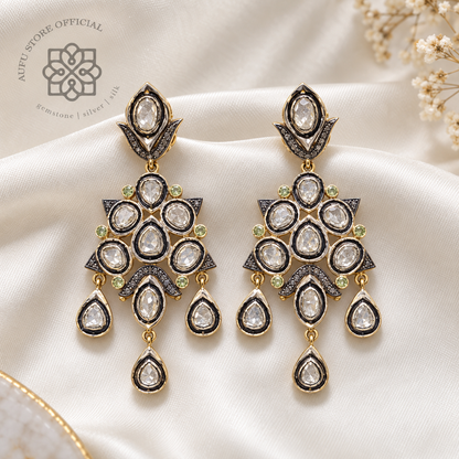 DIAMOND LOTUS NOIR ไดมอนด์ โลตัส นัวร์ — ต่างหูเพชรซีก ดีไซน์ Heritage แบบห้อยประดับ