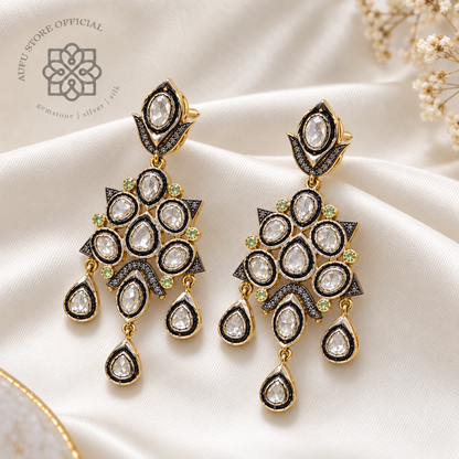 DIAMOND LOTUS NOIR ไดมอนด์ โลตัส นัวร์ — ต่างหูเพชรซีก ดีไซน์ Heritage แบบห้อยประดับ