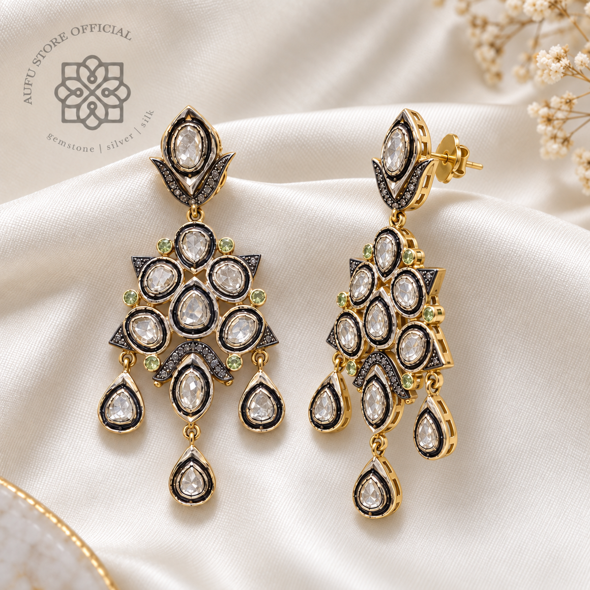DIAMOND LOTUS NOIR ไดมอนด์ โลตัส นัวร์ — ต่างหูเพชรซีก ดีไซน์ Heritage แบบห้อยประดับ