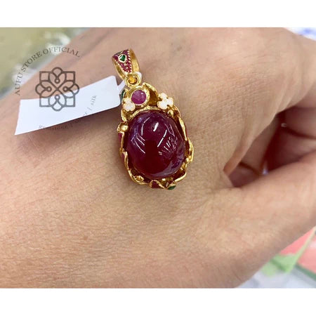 RUBINA CELESTE — Genuine Ruby Cabochon Ornamental Pendant รูบินา เซเลสเต จี้ทับทิมแท้หลังเบี้ย ดีไซน์ Ornamental