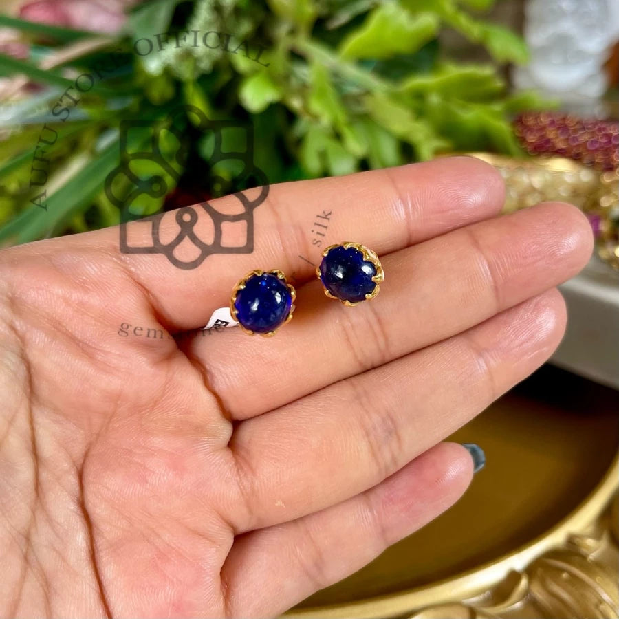 SAPPHIRE LOTUS NOIR แซฟไฟร์ โลตัส นัวร์ SAPPHIRE LOTUS NOIR — Deep Blue Sapphire Cabochon Lotus Stud Earrings ต่างหูไพลินหลังเบี้ยหัวบัว สีน้ำเงินเข้ม