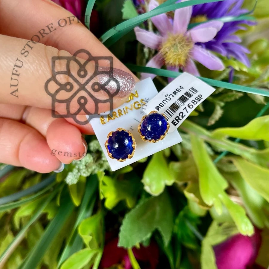 SAPPHIRE LOTUS NOIR แซฟไฟร์ โลตัส นัวร์ SAPPHIRE LOTUS NOIR — Deep Blue Sapphire Cabochon Lotus Stud Earrings ต่างหูไพลินหลังเบี้ยหัวบัว สีน้ำเงินเข้ม