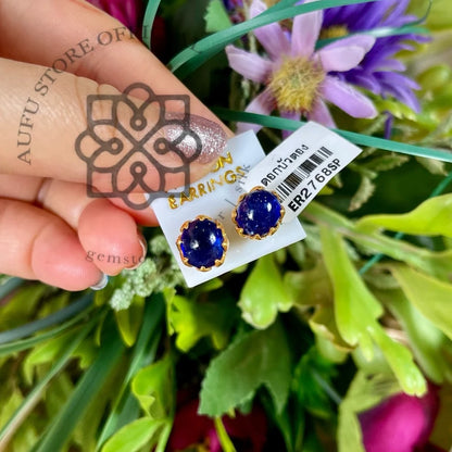 SAPPHIRE LOTUS NOIR แซฟไฟร์ โลตัส นัวร์ SAPPHIRE LOTUS NOIR — Deep Blue Sapphire Cabochon Lotus Stud Earrings ต่างหูไพลินหลังเบี้ยหัวบัว สีน้ำเงินเข้ม