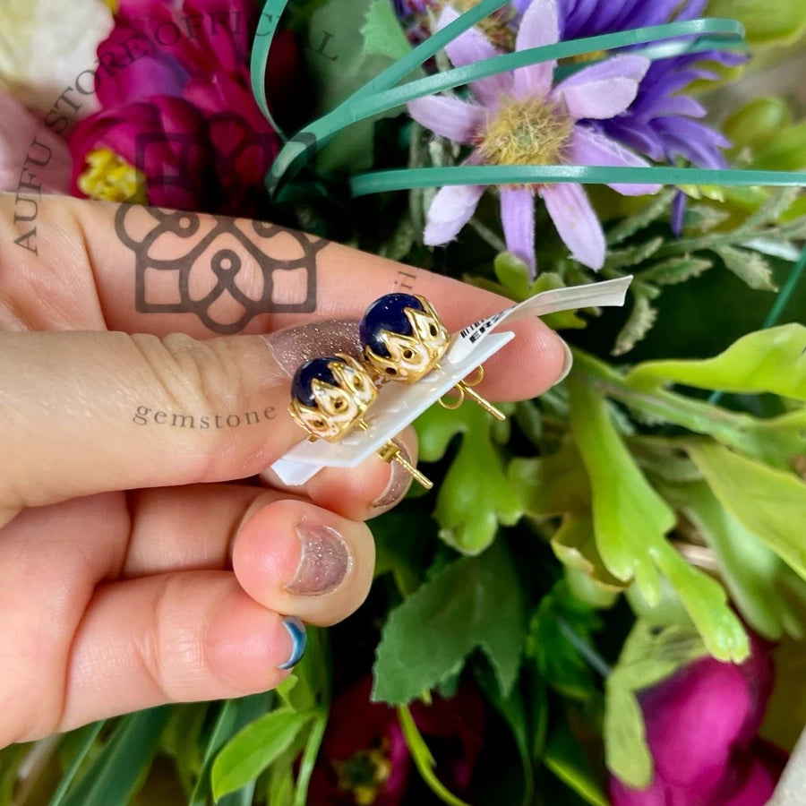 SAPPHIRE LOTUS NOIR แซฟไฟร์ โลตัส นัวร์ SAPPHIRE LOTUS NOIR — Deep Blue Sapphire Cabochon Lotus Stud Earrings ต่างหูไพลินหลังเบี้ยหัวบัว สีน้ำเงินเข้ม