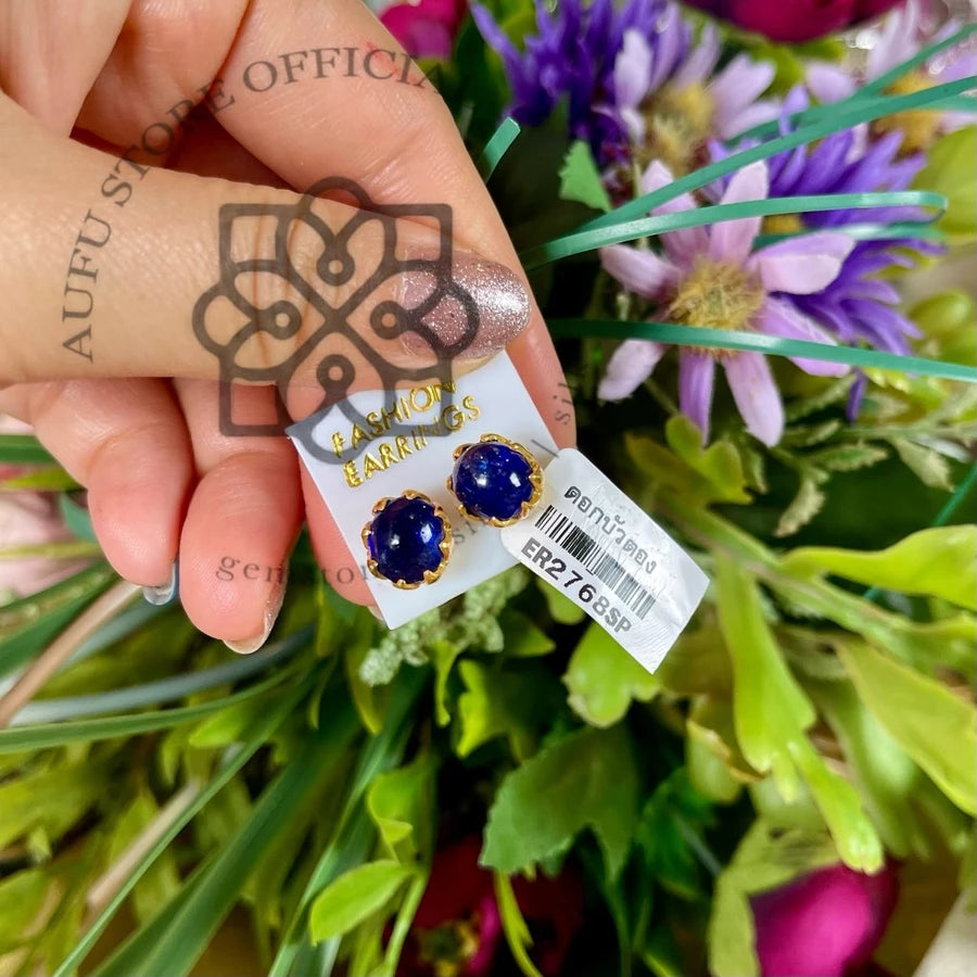 SAPPHIRE LOTUS NOIR แซฟไฟร์ โลตัส นัวร์ SAPPHIRE LOTUS NOIR — Deep Blue Sapphire Cabochon Lotus Stud Earrings ต่างหูไพลินหลังเบี้ยหัวบัว สีน้ำเงินเข้ม