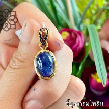SAPPHIRA NOCTURNE — Genuine Sapphire Cabochon Ornamental Pendant แซฟไฟรา น็อกเทิร์น จี้ไพลินแท้หลังเบี้ย ดีไซน์ Ornamental