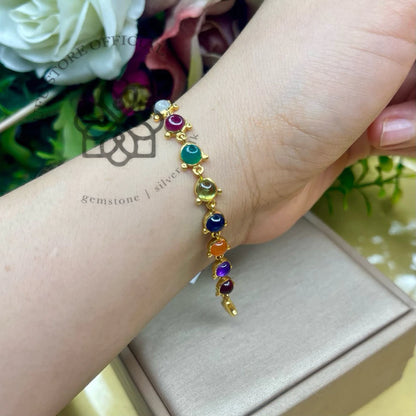 NAVARATNA ORBIT — Genuine Navaratna Cabochon Gemstone Bracelet นพรัตนมณฑล สร้อยข้อมือพลอยนพเก้าแท้ แบบเรียงพลอยหลังเบี้ย