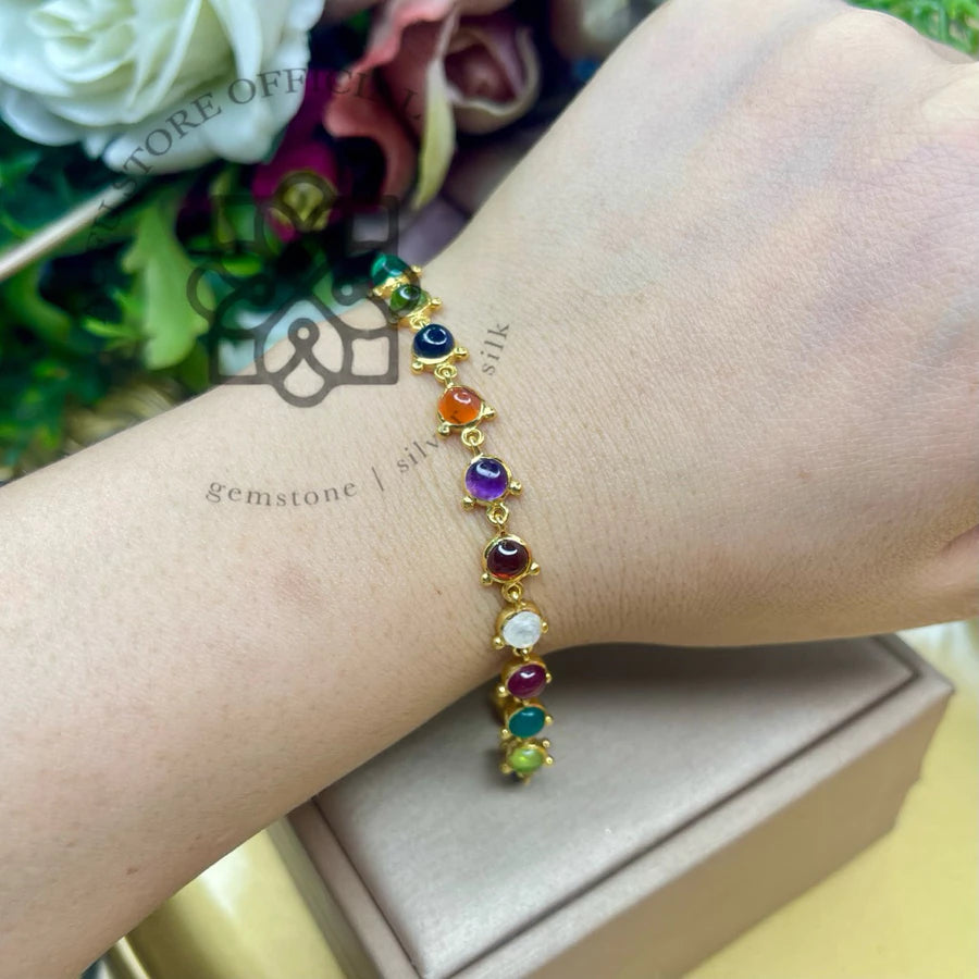 NAVARATNA ORBIT — Genuine Navaratna Cabochon Gemstone Bracelet นพรัตนมณฑล สร้อยข้อมือพลอยนพเก้าแท้ แบบเรียงพลอยหลังเบี้ย